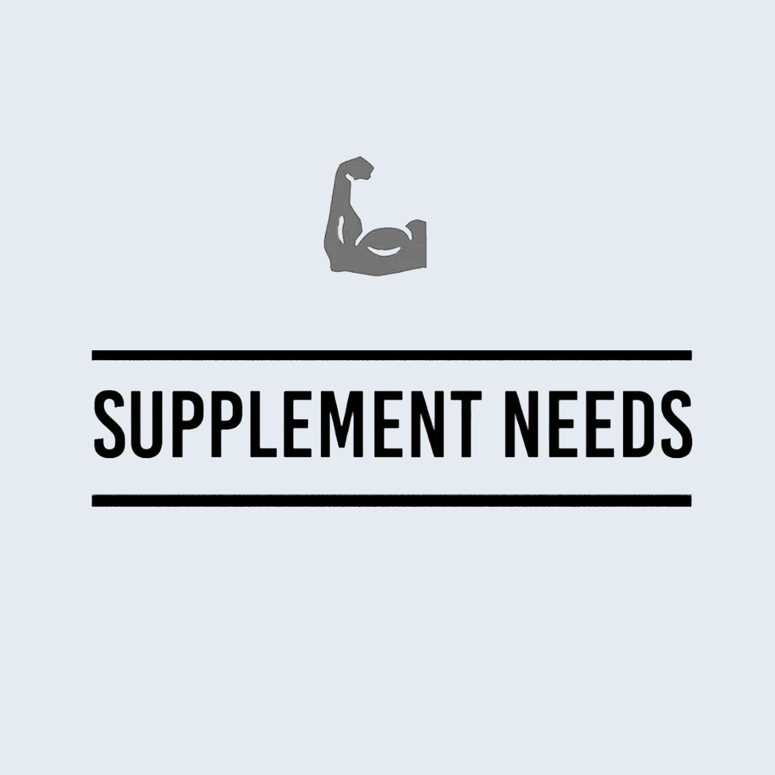 Logo van het merk Supplement Needs met een gestileerde biceps boven de merknaam op een lichtgrijze achtergrond.