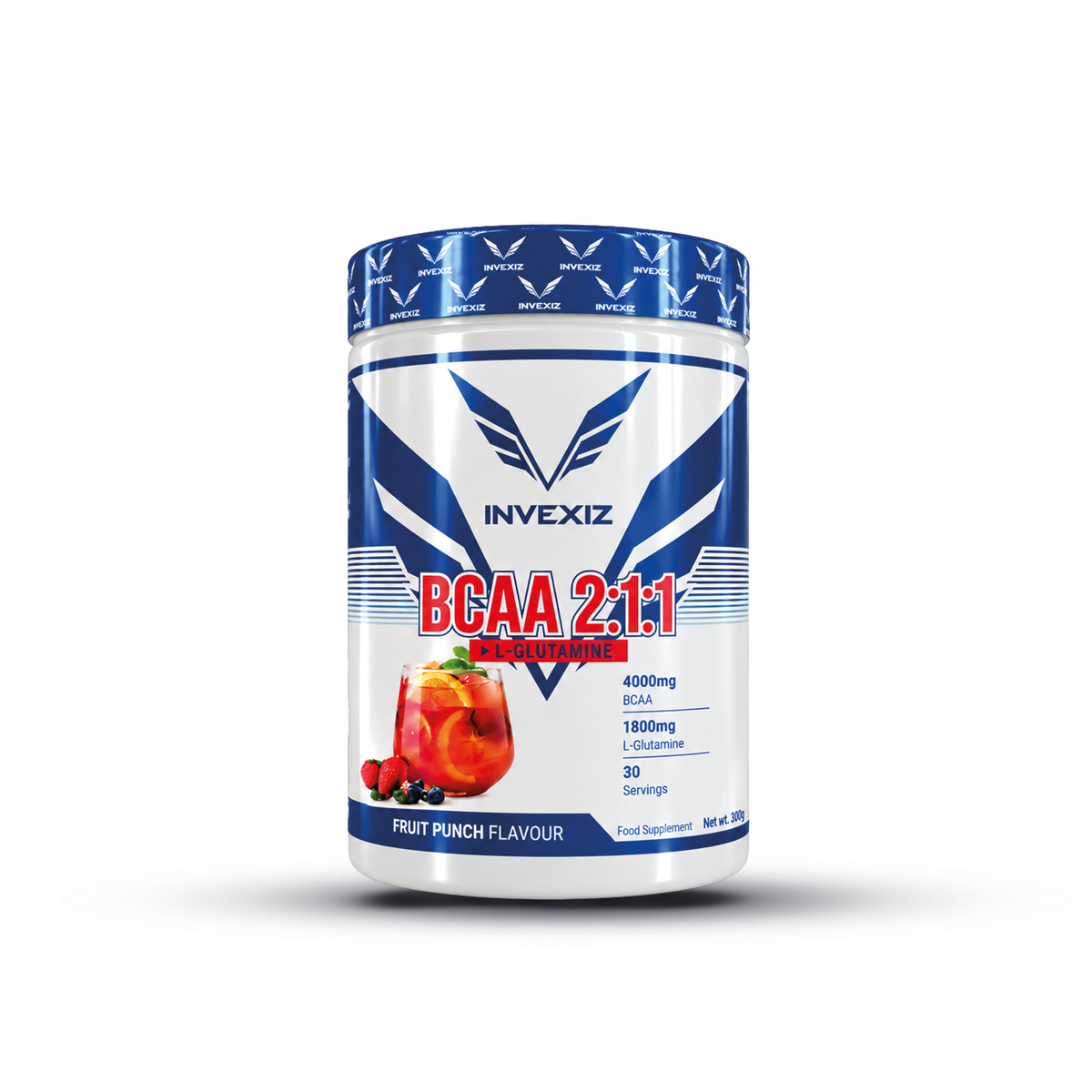 Witte pot INVEXIZ BCAA 2:1:1 + L-Glutamine 300 gram in de smaak Fruit Punch, met een glas rode fruitdrank en verschillende vruchten op het blauw-witte etiket en blauwe sealing.