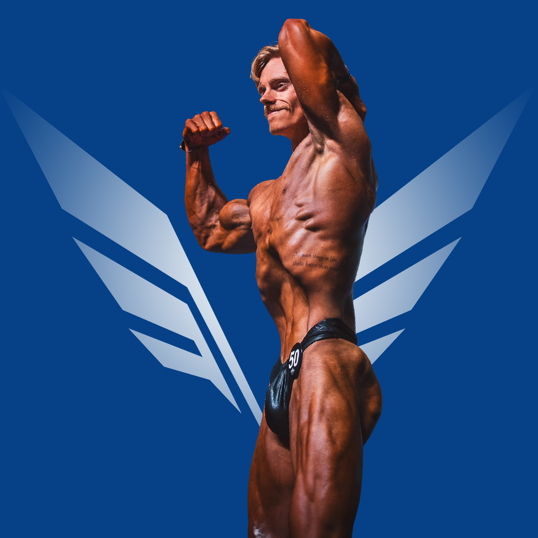 Dylan van Maanen poseert zijwaarts in classic bodybuilding pose met startnummer 50 voor een blauwe achtergrond met het vleugelvormige Invexiz-logo.