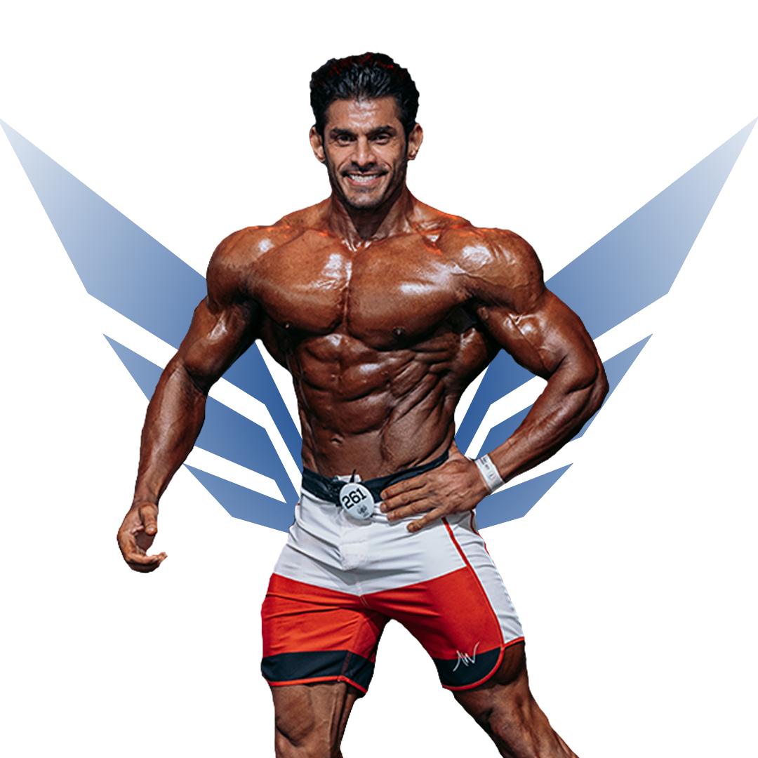 Hamed Parveh poseert als IFBB Pro in rood-witte shorts voor witte achtergrond met blauw vleugelvormig Invexiz-logo.