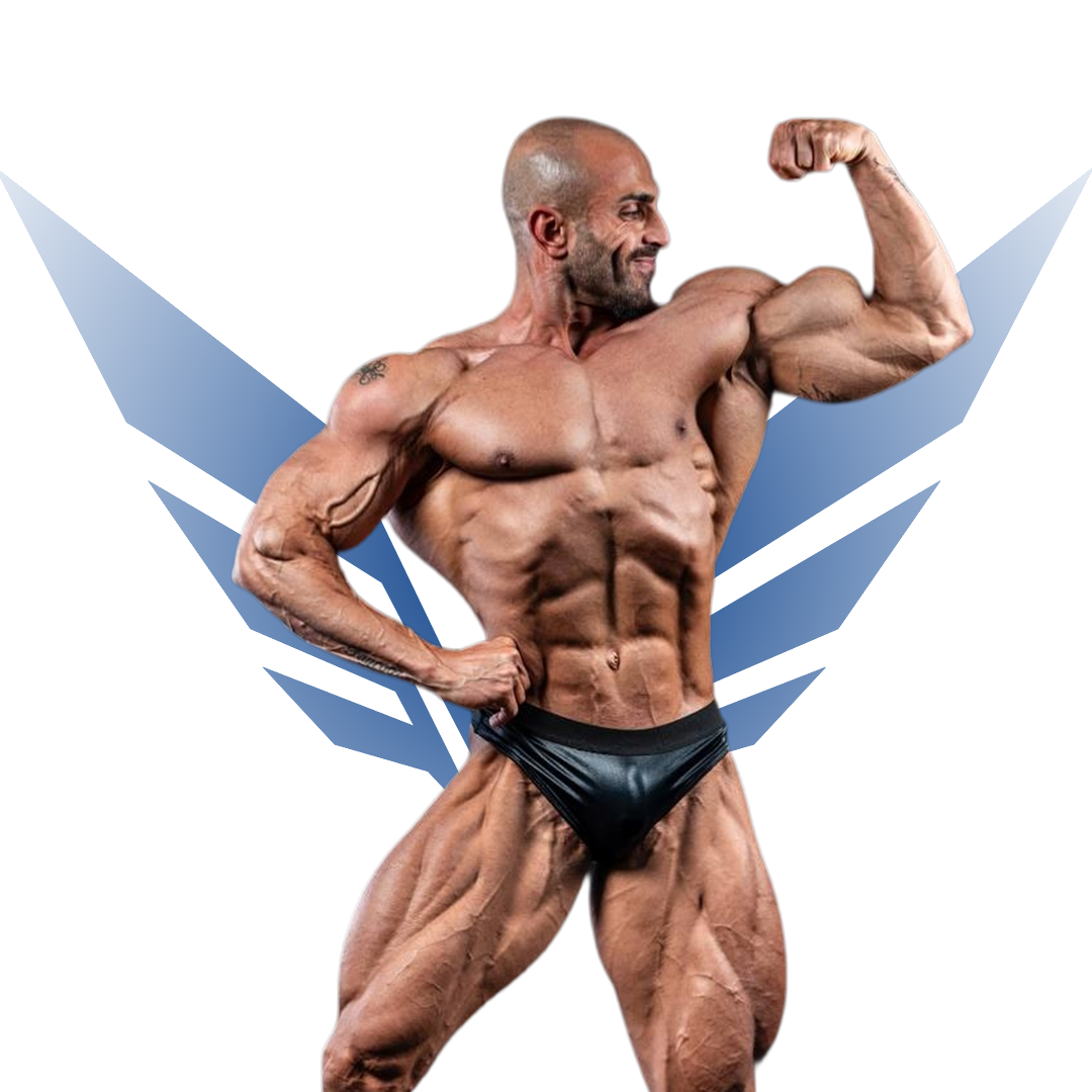 Hasan Alibrahim poseert in classic physique houding in zwarte posingbroek voor witte achtergrond met vleugelvormig Invexiz-logo.