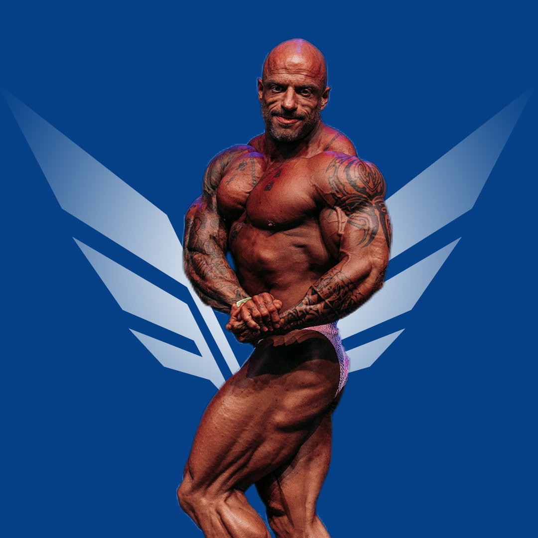 Matthijs Bon poseert in paarse posingbroek als Invexiz-wedstrijdatleet bodybuilding voor donkerblauwe achtergrond met vleugelvormig logo.