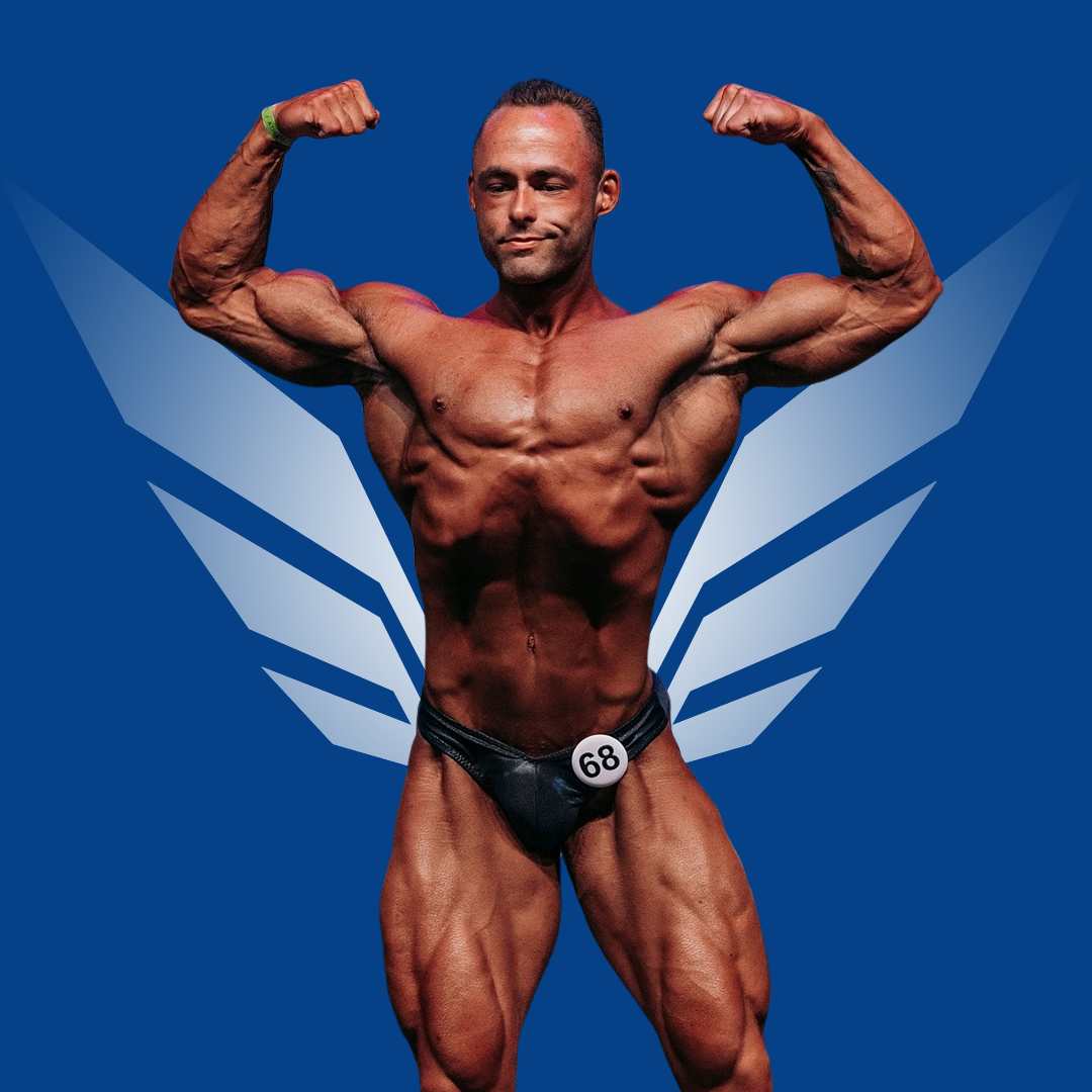 Randy van Lieshout staat in front double biceps pose met startnummer 68 voor een blauwe achtergrond met het vleugelvormige Invexiz-logo.