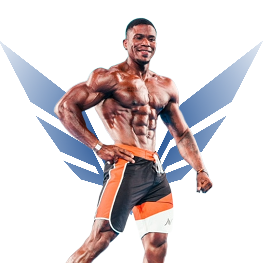 Reugene Evertsz poseert in boardshorts als Men's Physique-atleet voor witte achtergrond met blauw vleugelvormig Invexiz-logo.