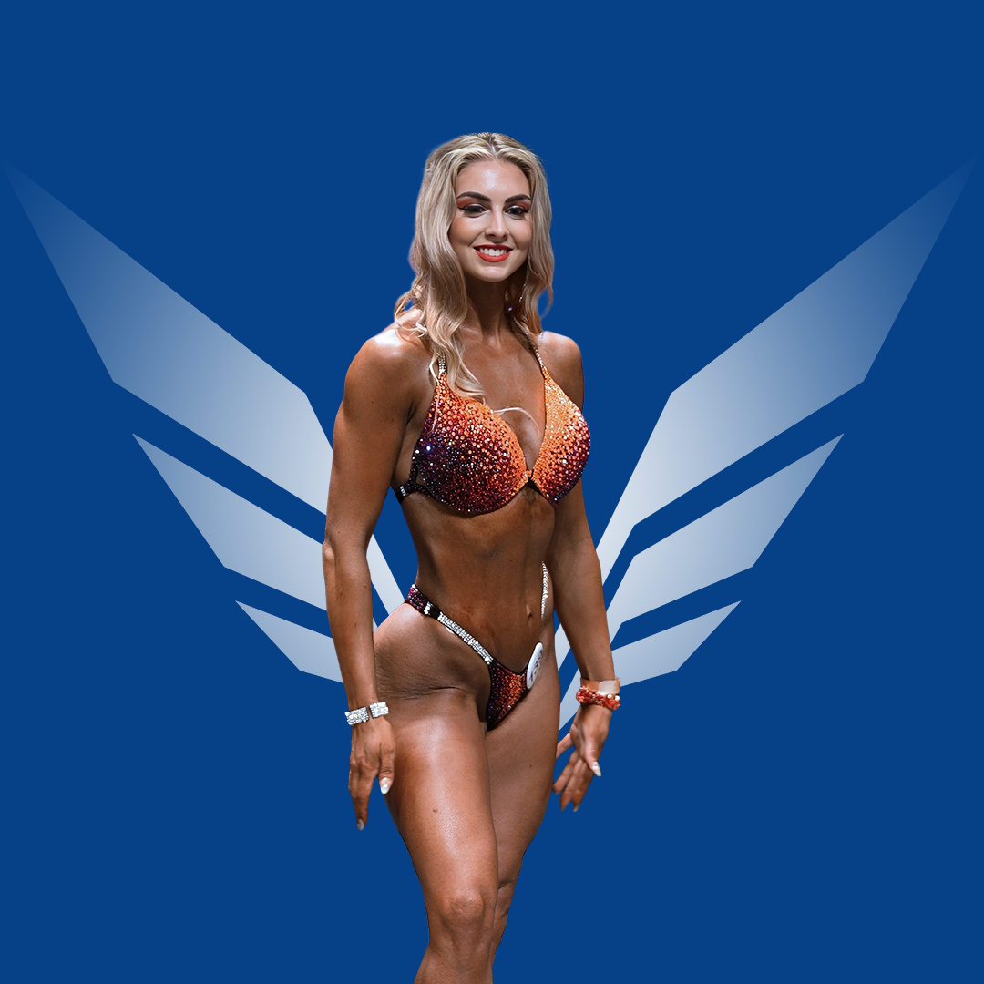 Sylvana de Roo poseert in een glinsterende bikini met oranje en paarse tinten voor een blauwe achtergrond met het vleugelvormige Invexiz-logo.