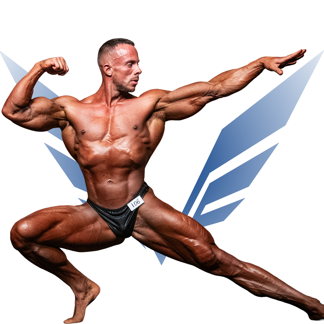 Tom Ritskes in klassieke bodybuildingpose als Invexiz-atleet, coach en wedstrijddeelnemer, op witte achtergrond met blauw vleugelvormig logo.