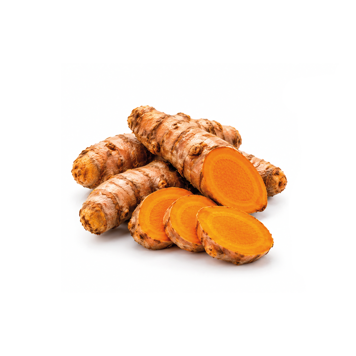 Verse kurkumawortels (Curcuma longa) met een lichtbruine schil en enkele schijfjes met feloranje vruchtvlees op een witte ondergrond.